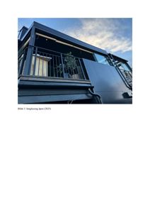 Fotografi av en fasade med balkong og innvendig utsyn, med teksten 'Bilde 3. Innglassing åpen (2025)' under.