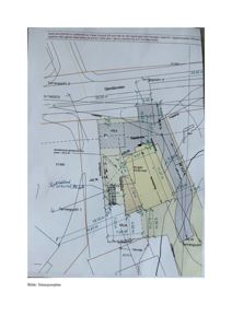 Situasjonsplan som viser tomtens beliggenhet, grenser, terrenghøyder og naboeiendommer.