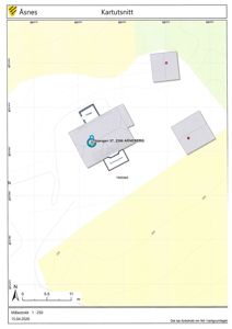 Kartutsnitt som viser tomtens beliggenhet i forhold til nabolag og høydeforhold.