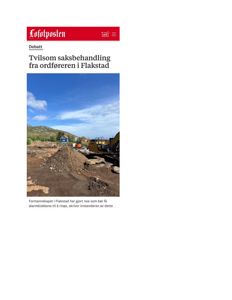 Fotografi av en byggeplass med graving og maskiner.