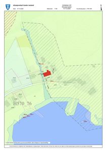 Situasjonskart som viser tomtens beliggenhet i forhold til omgivelsene, topografi (konturlinjer), vannløp og eksisterende bygninger.