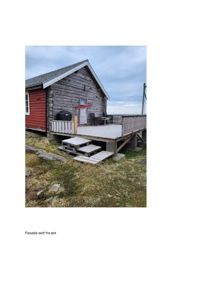 Fotografi av en eksisterende bygning med etasjehus og veranda, sett fra øst.