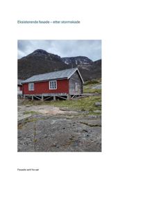 Fotografi av en eksisterende rød trehytte med skader etter storm, sett fra sør.