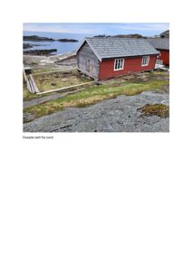 Fotografi av en rød og grå hytte ved kysten, med teksten 'Fasade sett fra nord' under.