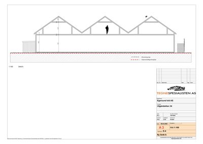 Snittegning (Snitt A) som viser bygningens tverrsnitt, takkonstruksjon og grunnplan.