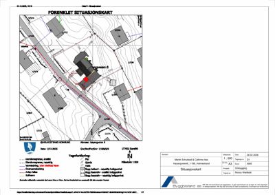 Forenklet situasjonskart som viser bygningens plassering i forhold til vei, naboeiendommer og terrengforhold.