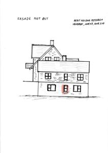 En håndtegnet fasadetegning av en bygning sett fra øst, med tekst 'FASADE MOT ØST' og en markert dør.