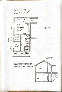 Et håndtegnede etasjeplan (1. etasje) med romfordeling, mål og arealoppdelinger for en bolig.
