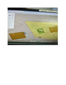Situasjonsplan som viser tomtens form, konturer (høydekurver), og plassering av bygninger i forhold til hverandre.