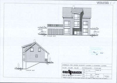 Bildet viser to fasadetegninger (opprikk) av en bygning sett fra ulike vinkler, med tekst 'FASADE MOT' under hver tegning.