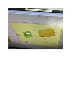 Situasjonsplan som viser tomtens form, konturer (høydeforhold) og plassering av eksisterende eller planlagte bygninger.