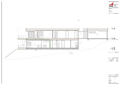 Snittegning som viser bygningens tverrsnitt, høyder, romfordeling og grunnforhold.