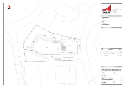 Situasjonsplan som viser tomtens grenser, innvendige mål, plassering av hus og garasje, samt innkjøringsvei.
