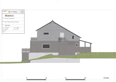Fasadetegning (opprikk) av en hytte med skrått tak, vinduer, balkonger og terrengforhold.