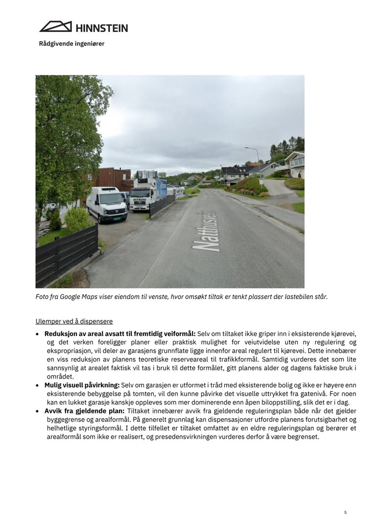 Fotografi av eiendom og gate med biltekst som forklarer bildet.