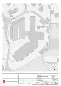 Situasjonsplan som viser bygningens plassering i forhold til veier og nabolag, med merking av fasadeendring.