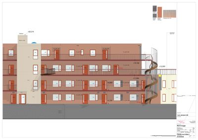 Fasadetegning som viser bygningens ytre utseende, inkludert vinduer, dører, balkonger, trapp og materialvalg.