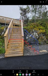 Fotografi av en eksisterende trapp i tre med en tegnet overlay som viser en planlagt endring eller utvidelse av trappen.