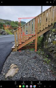 Fotografi av en eksisterende trapp i tre med en markert del av risten (rødt) og en tegnet innføring av en ny riste (blått).