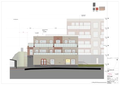 Fasadetegning som viser bygningens utside med romfordeling, vinduer, materialvalg og høydeangivelser.