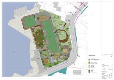 Illustrasjonsplan som viser tomtens situasjon, bygningers plassering, beplantning, veier og parkeringsplasser.