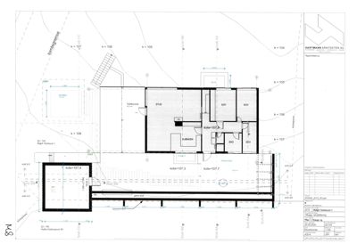 Situasjonsplan som viser bygningens plassering i forhold til tomtens grenser, naboeiendommer og veier.