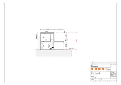 Snittegning som viser tverrsnitt gjennom bygningen, inkludert høyder, trapp og etasjer.