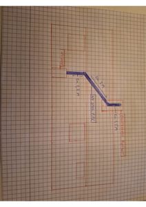 Håndtegnet etasjeplan eller romfordeling på millimeterpapir med mål og notasjoner.