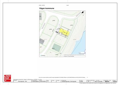 Situasjonsplan som viser tomtens plassering i forhold til nabolag, veier og kystlinje.