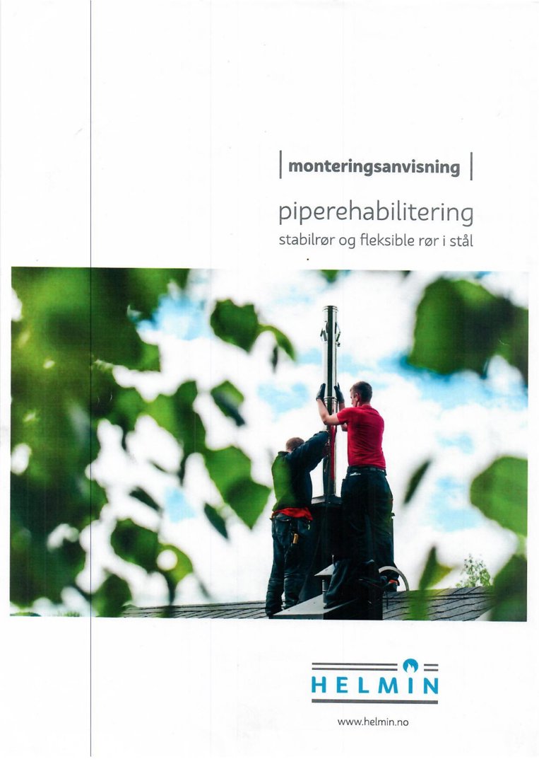 Fotografi av to personer som monterer en rørrør på et tak.