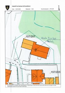 Situasjonsplan (tomtekart) som viser tomtene 157/207 og 157/205, bygningers plassering, vegforhold og nabolag.
