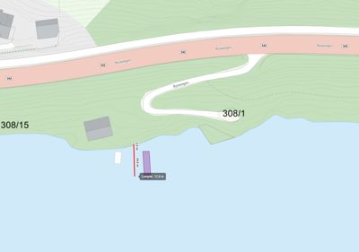 Situasjonsplan som viser tomtens plassering (308/1) i forhold til Bjøavegen, nabotomter (308/15), terrengforhold (konturlinjer) og vannkanten. Planen inkluderer også mål på en planlagt bygning.