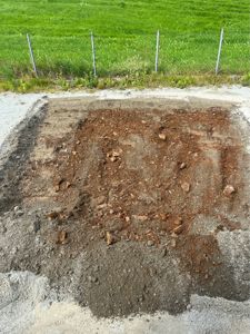 Fotografi av en utgravd grunnflate på en byggeplass, sannsynligvis for en fremtidig bygning.