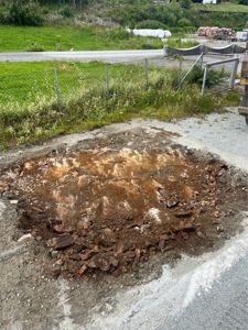 Fotografi av en utgravd grunnflate på en byggeplass.