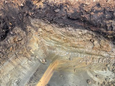 Fotografi av jordlag og grunnforhold, sannsynligvis fra en graving eller borehull.