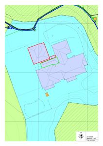 Situasjonsplan som viser tomtens form, terrengforhold (konturlinjer), vannløp, og plassering av bygninger i forhold til hverandre og omgivelsene.