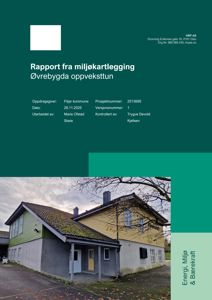 Fotografi av en eksisterende bygning, sannsynligvis en del av Øvrebygda oppvekstun, som er temaet for rapporten.