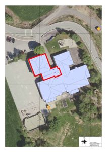 Situasjonsplan som viser en bygning overlappet på et flyfoto. Planen viser bygningens plassering i forhold til veier og natur.