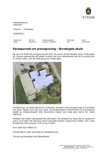 Fotografi av et område sett fra lufta, sannsynligvis et flyfoto eller dronefoto, som viser en skolebygning og omgivelsene. Bildet er brukt som illustrasjon i en forespurnad om prøvegraving.