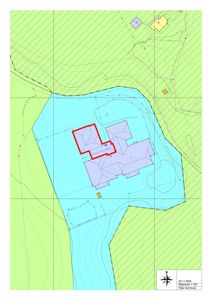 Situasjonsplan som viser bygningens plassering på tomten i forhold til terrengforhold, vann og nabolag.