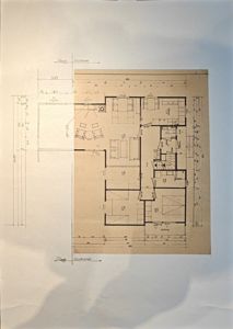Etasjeplan (trolig etasjeplan) som viser romfordeling, vegger, dører og møblering. Det er også håndskrevne notater om 'Tilbygg' og 'Eksisterende'.