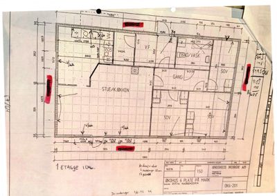 Etasjeplan (1. etasje) for en bolig med romfordeling, mål og tekniske notater.