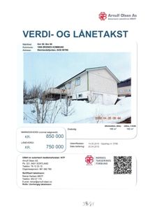 Fotografi av en enebolig med snø på bakken, tatt 25.04.2018.