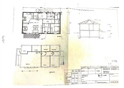 Bildet viser en tegning med etasjeplaner (planer for ulike etasjer) og en fasadeopprikk for en bygning.