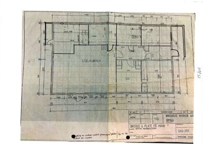 Etasjeplan (1. etasje) for en bolig med romfordeling (stue/kjøkken, soverom, bad, gang) og dimensjoner.