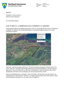 Kartutsnitt som viser to alternative adkomstveier (røde linjer) til et planlagt boligfelt, med tegnforklaring og målestokk.