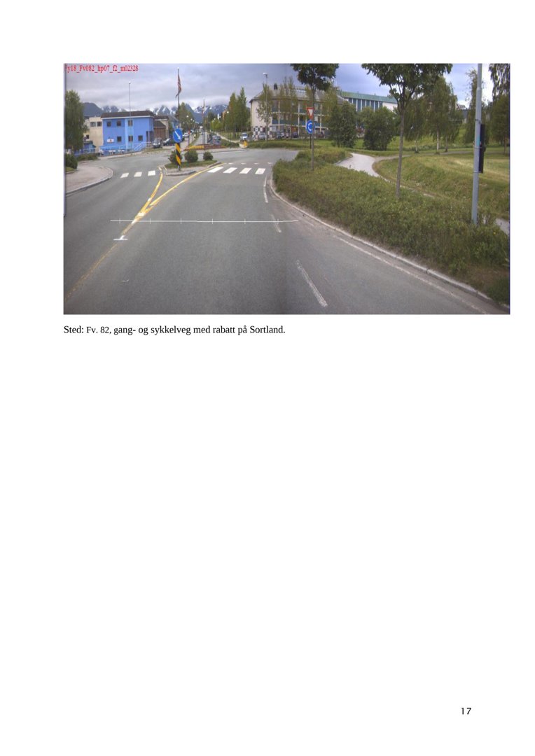 Fotografi av en vei (Fv. 82) med gang- og sykkelveg, rabatt og bygninger i Sørland.
