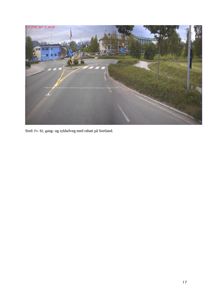 Fotografi av en vei (Fv. 82) med gang- og sykkelveg, rabatt og bygninger i Sørland.