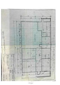 Etasjeplan (stueplan) for et hus med romfordeling, dører, vinduer og mål.