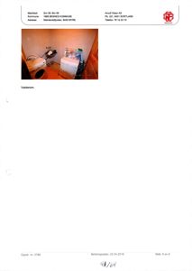 Fotografi av et vaskerom med vaskemaskin, tørketrommel og vaskedisk.